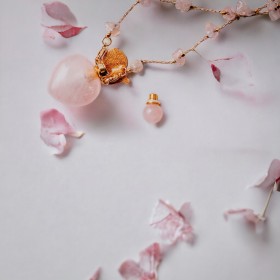 Łańcuszek z kwarcem różowym  fiolka na perfumy 